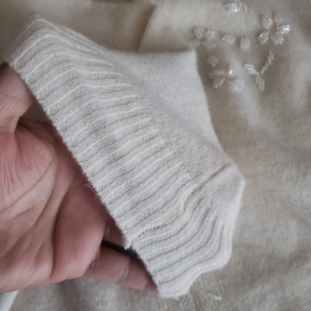 Elegant Cream Cashmere Sweater with Floral Embroidery - Picture 7 of 7